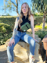 Load image into Gallery viewer, Daisy Daze Smell-Proof Crossbody Bag (Forest)
